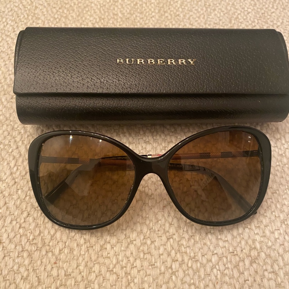 Burberry sunglasses and case - B 4235 Q